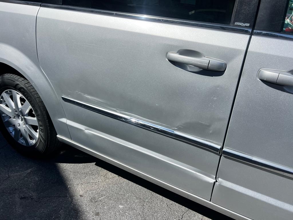 Chrysler Town and Country photo 4
