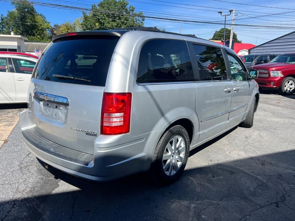 Chrysler Town and Country photo 5