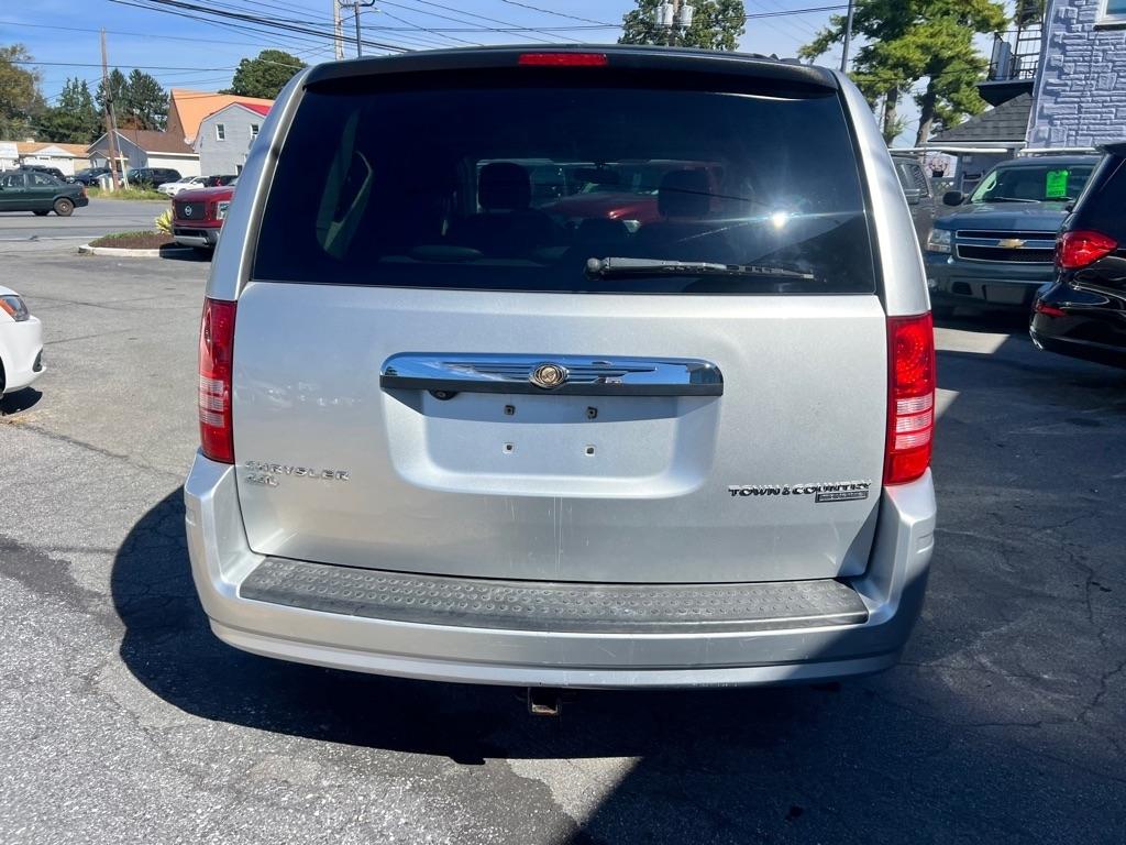 Chrysler Town and Country photo 6