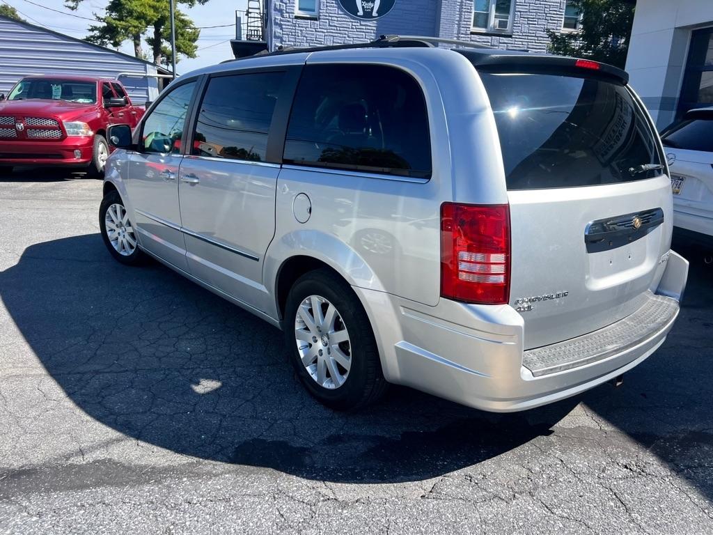 Chrysler Town and Country photo 7