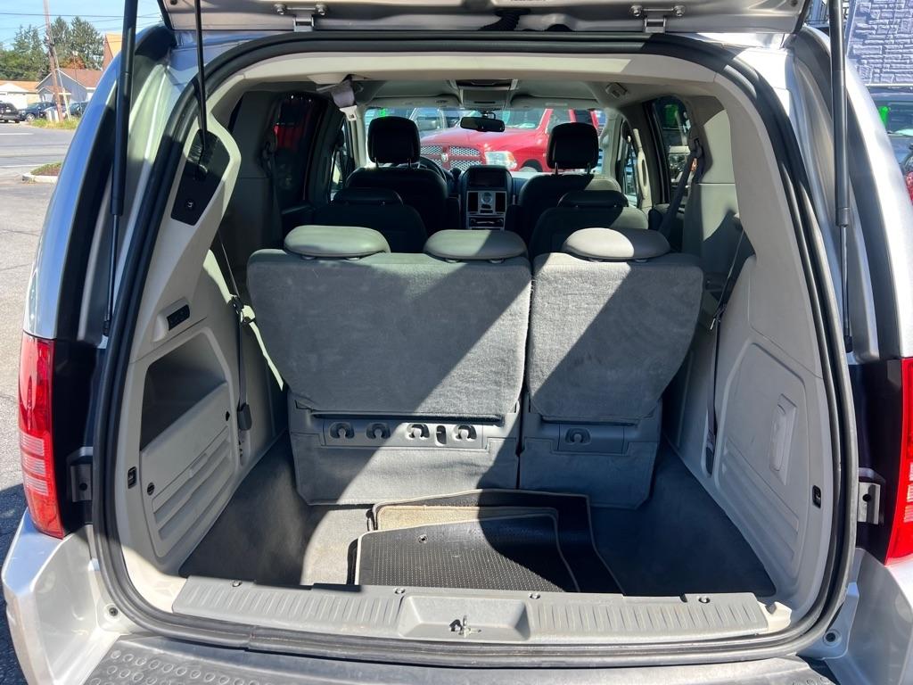 Chrysler Town and Country photo 8