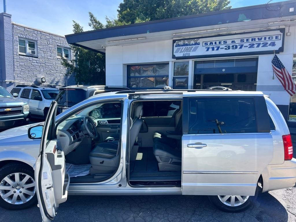 Chrysler Town and Country photo 9