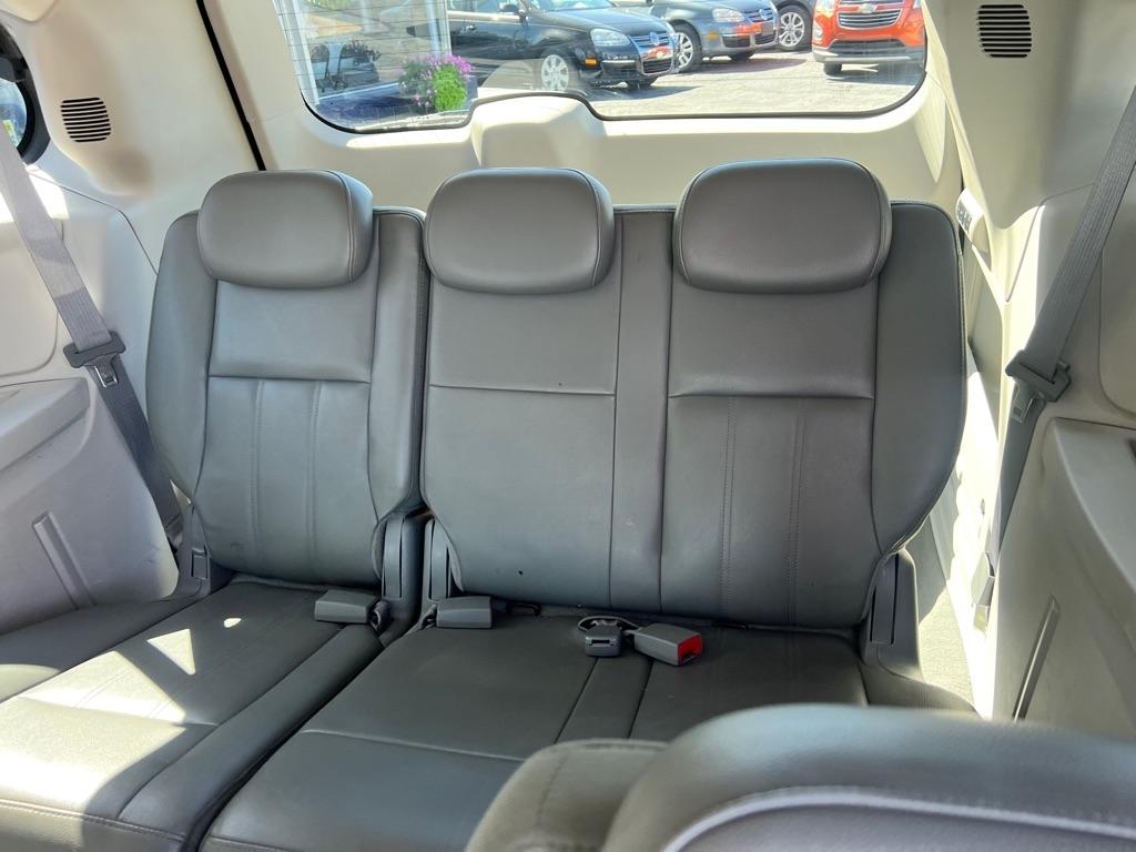 Chrysler Town and Country photo 10
