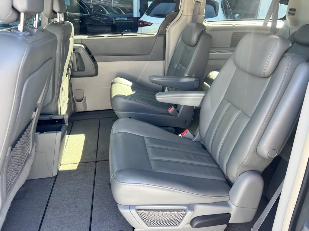 Chrysler Town and Country photo 11