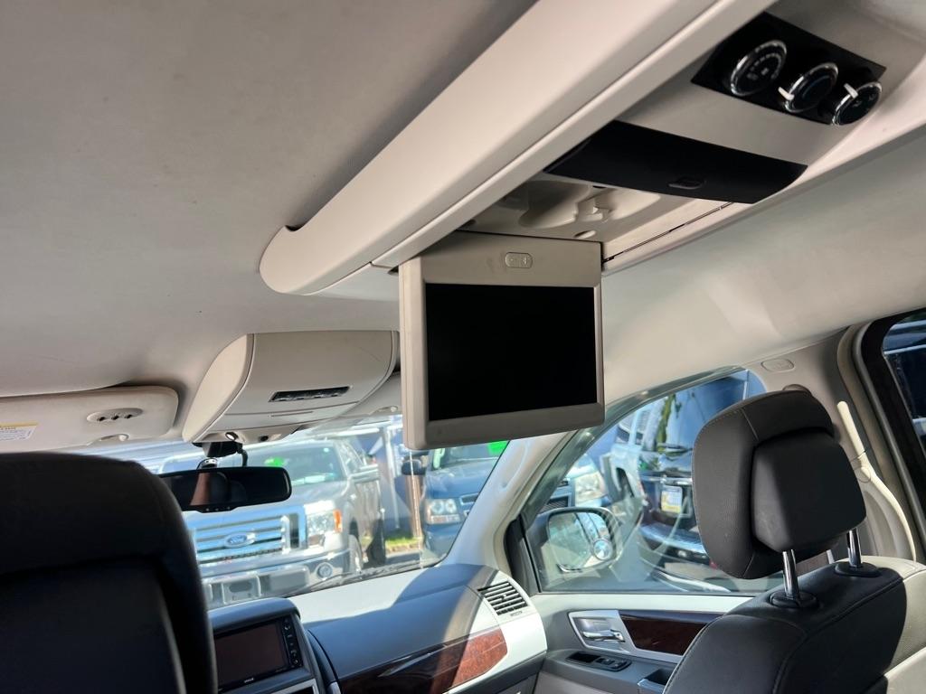 Chrysler Town and Country photo 12