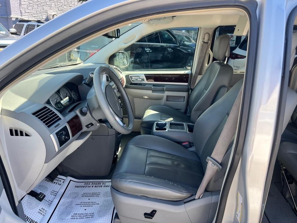 Chrysler Town and Country photo 13