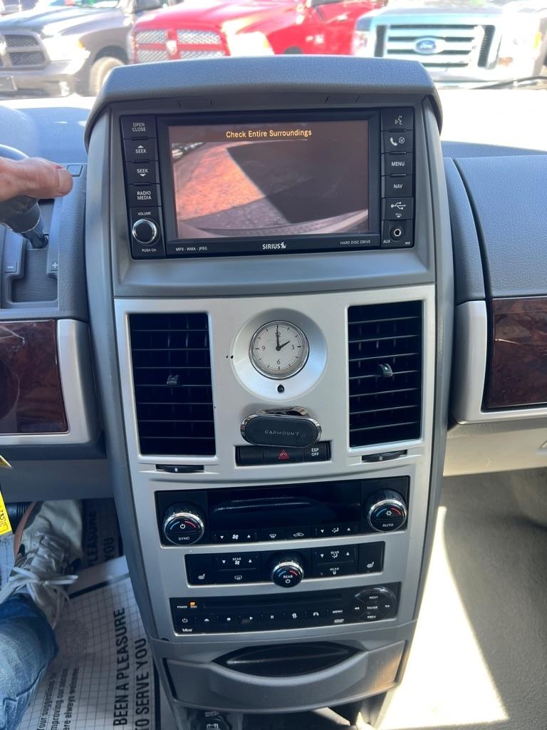 Chrysler Town and Country photo 14