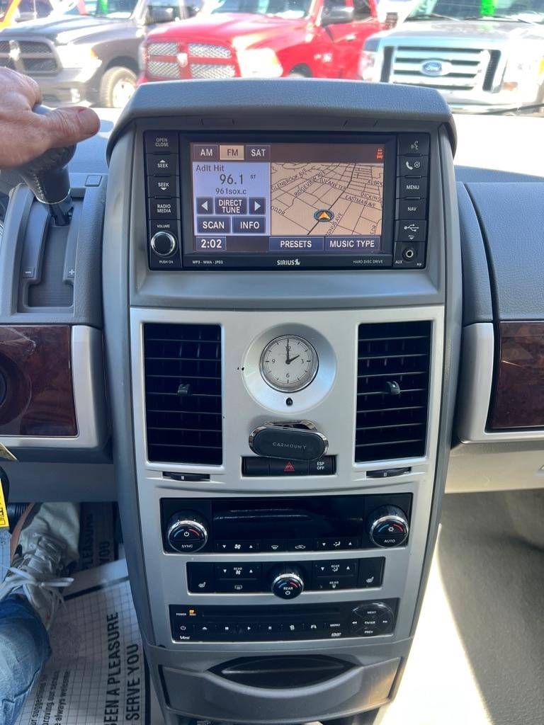 Chrysler Town and Country photo 15