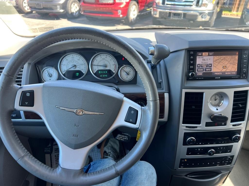 Chrysler Town and Country photo 16