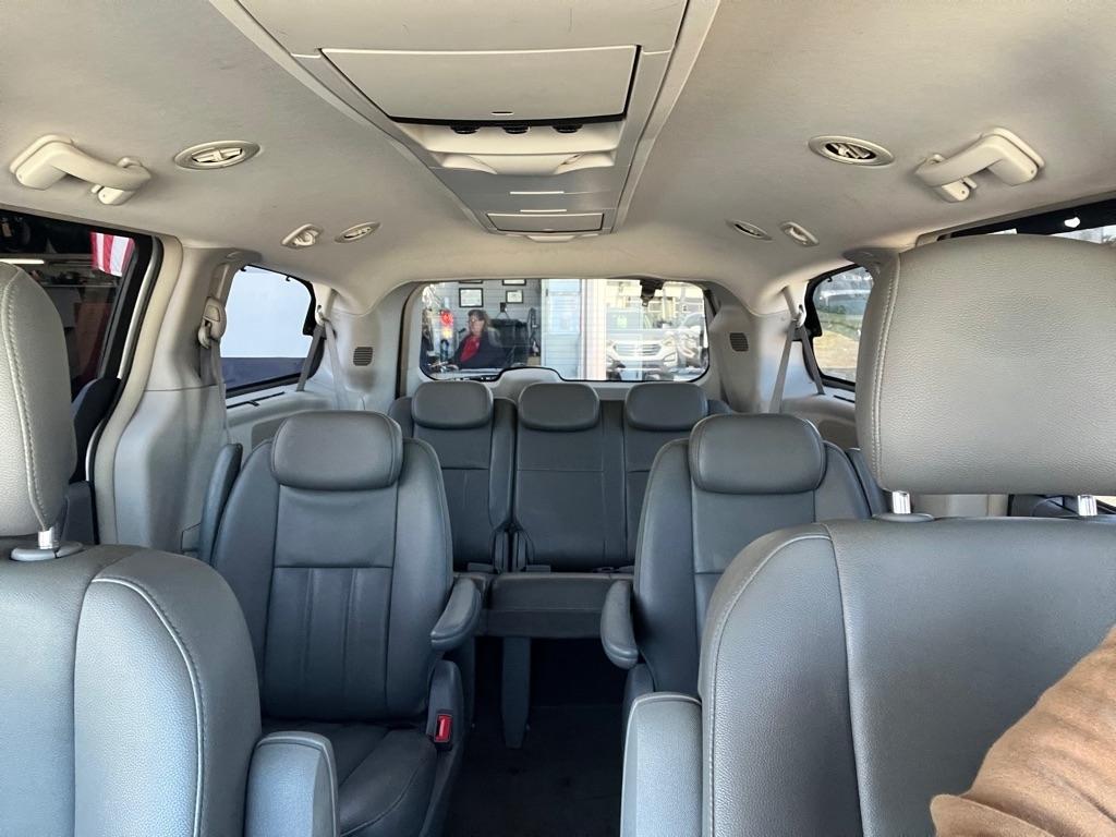 Chrysler Town and Country photo 17