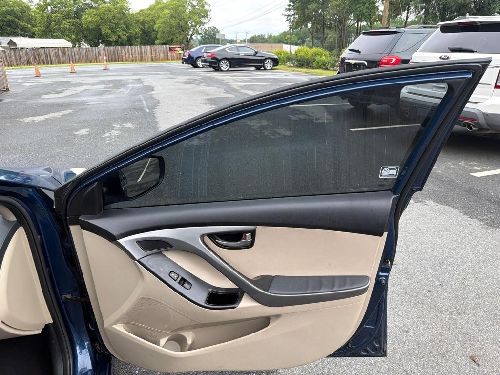 Hyundai Elantra SE 6AT 2015