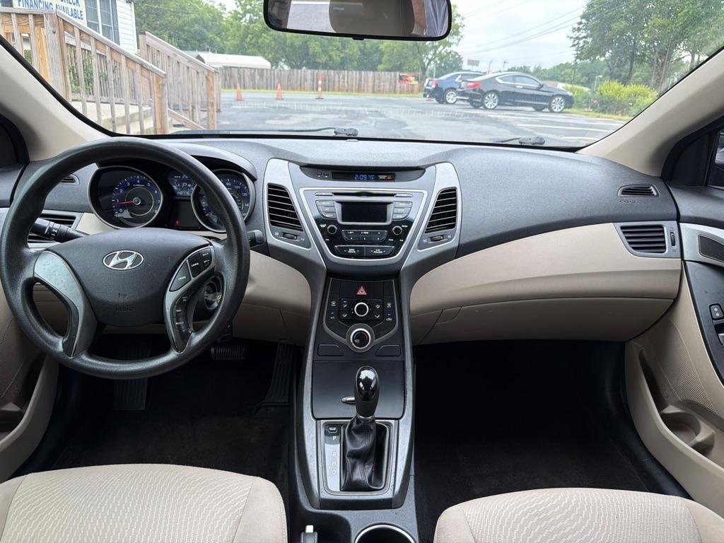 Hyundai Elantra SE 6AT 2015
