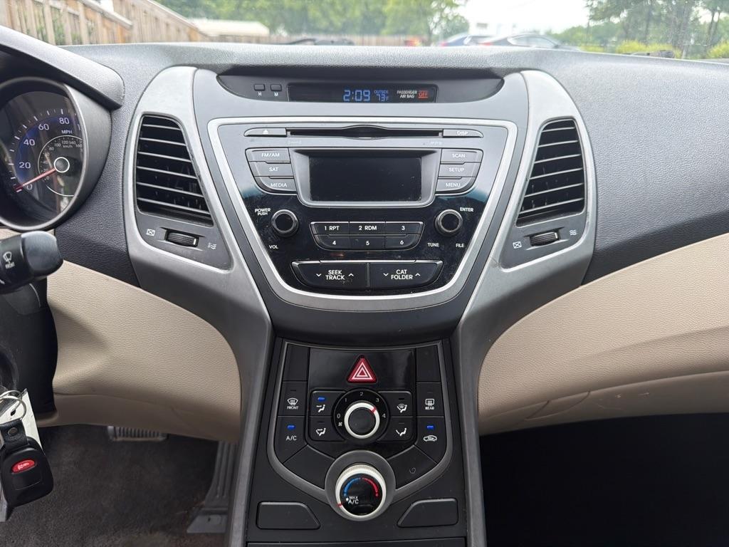 Hyundai Elantra SE 6AT 2015