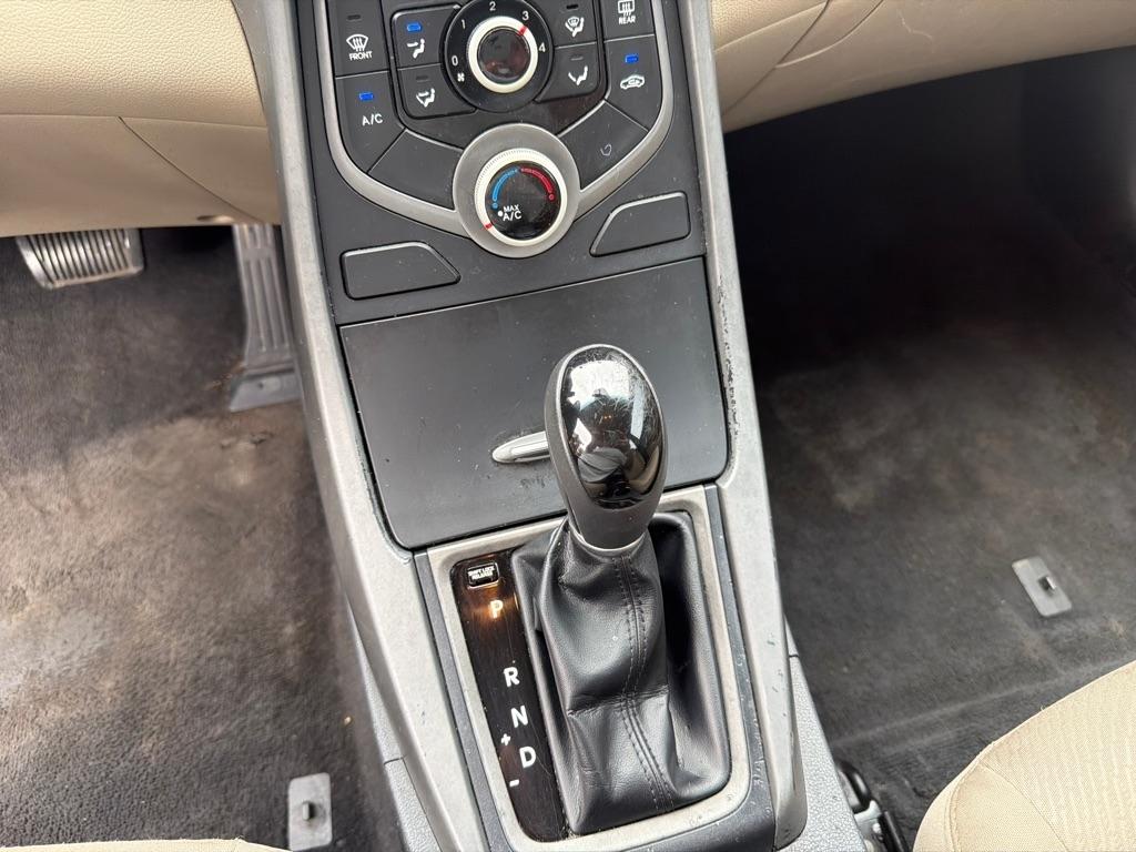Hyundai Elantra SE 6AT 2015