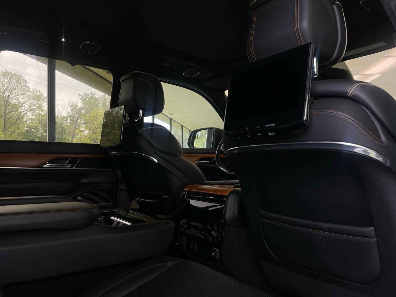 Jeep Grand Wagoneer Series III 4WD 2022
