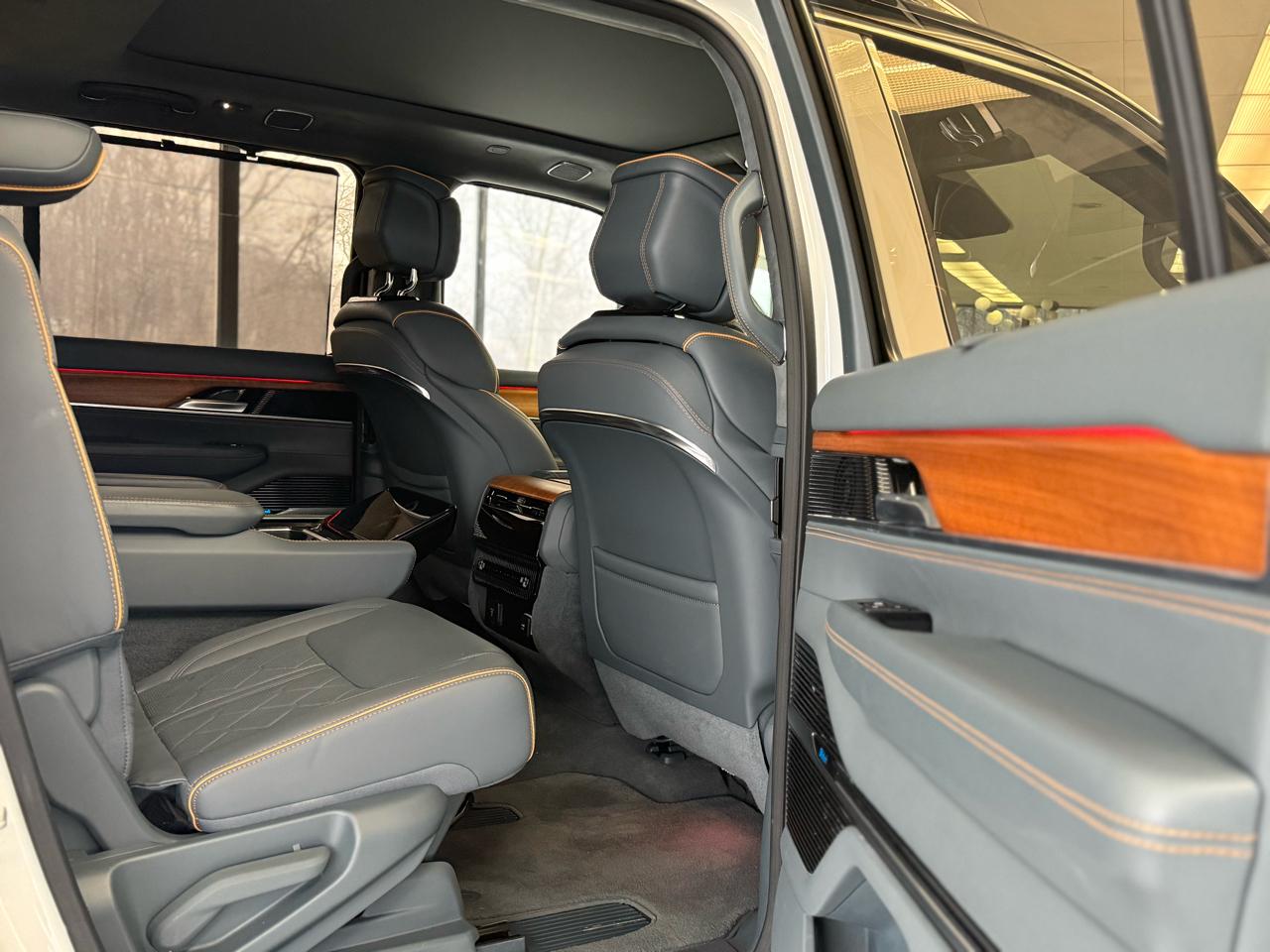 Jeep Grand Wagoneer Series III 4WD 2024