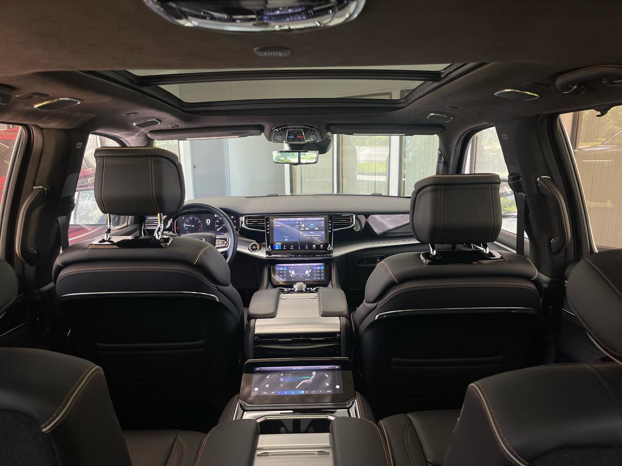 Jeep Grand Wagoneer Series III 4WD 2023