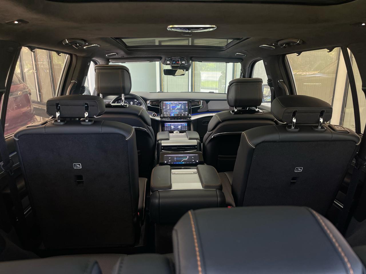 Jeep Grand Wagoneer Series III 4WD 2023