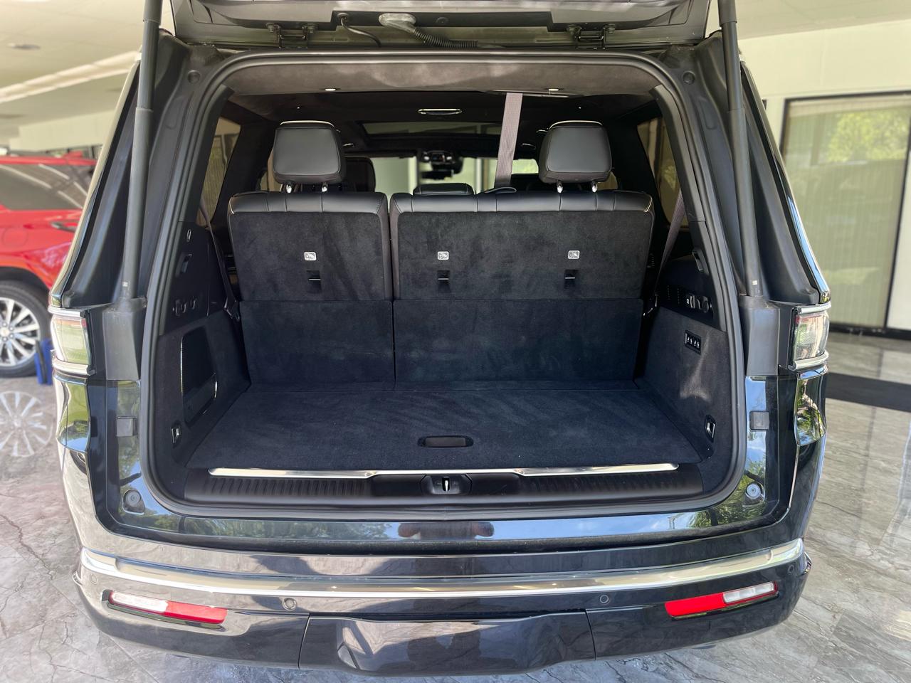 Jeep Grand Wagoneer Series III 4WD 2023