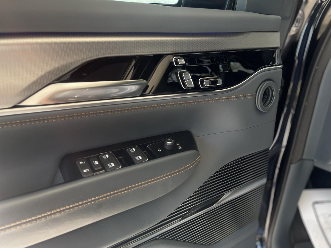 Jeep Grand Wagoneer Series II 4WD 2023