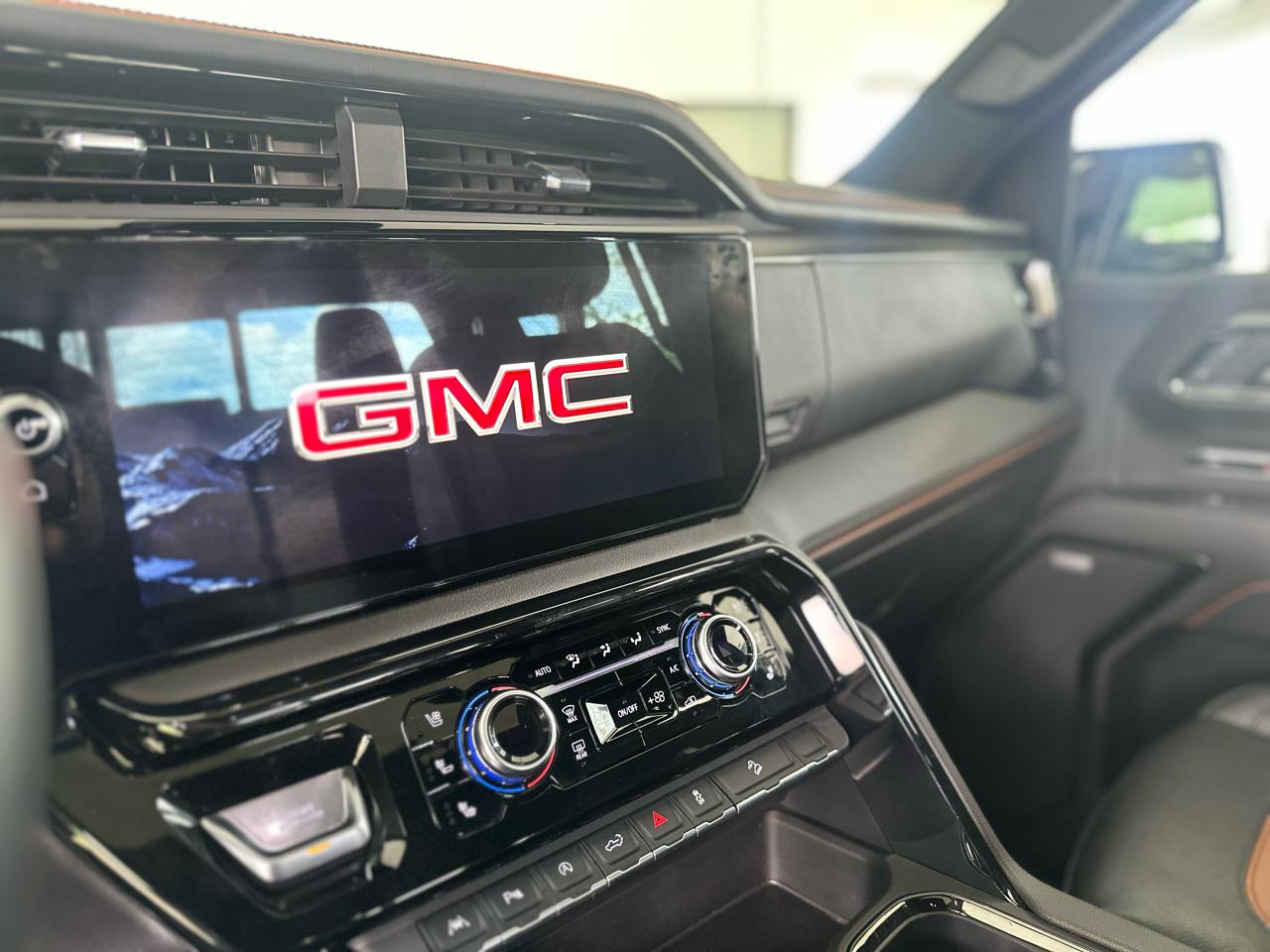 GMC Sierra 1500 AT4 Crew Cab 4WD 2025
