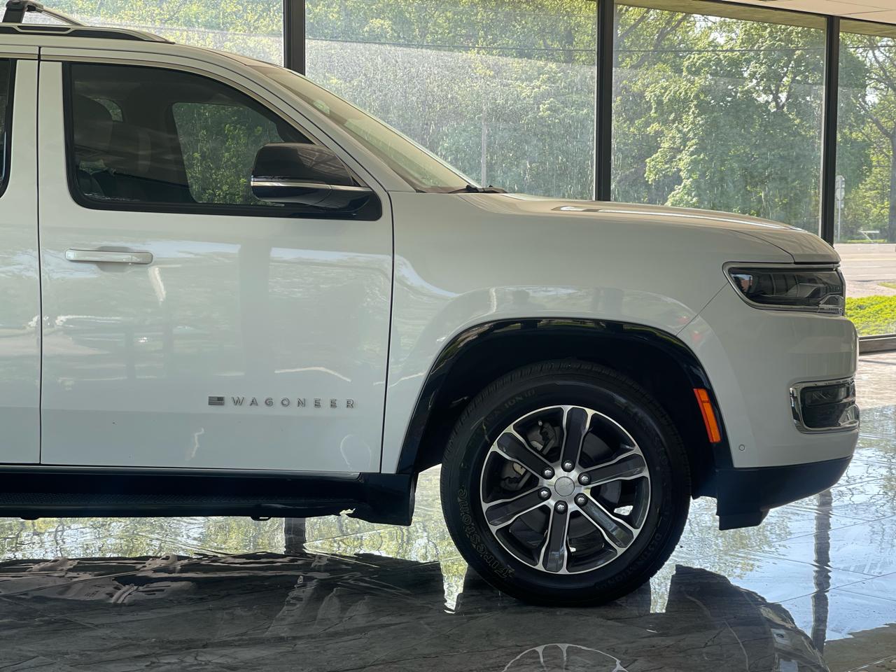 Jeep Wagoneer Base 4WD 2023