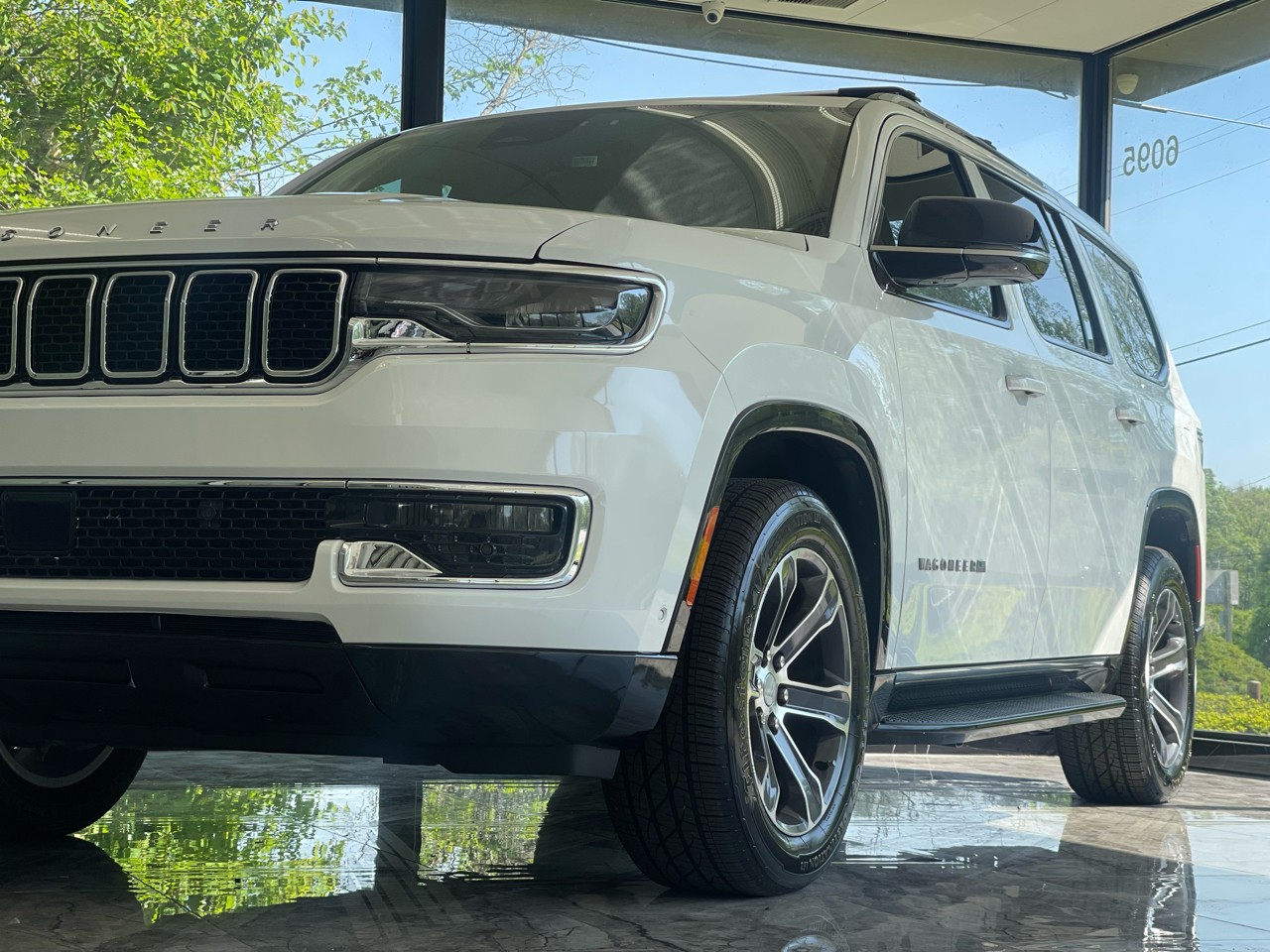 Jeep Wagoneer Base 4WD 2023