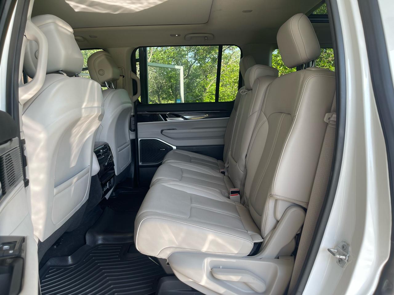 Jeep Wagoneer Base 4WD 2023