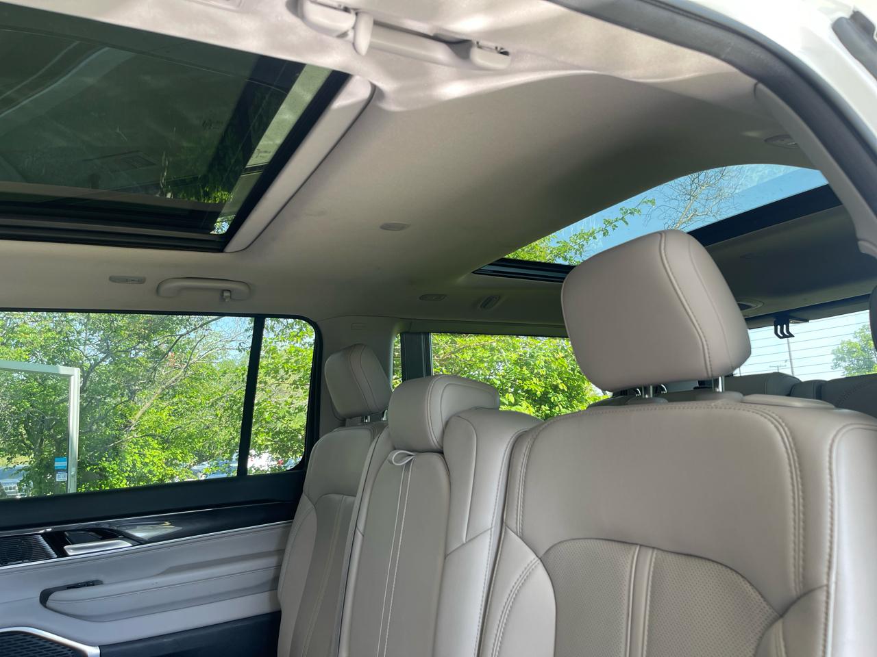 Jeep Wagoneer Base 4WD 2023