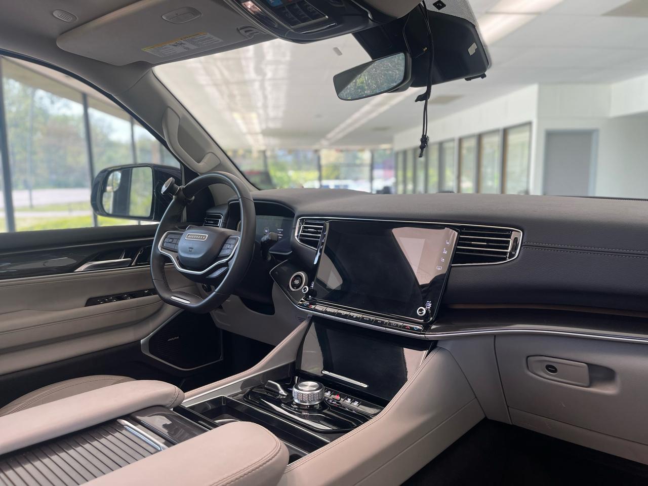 Jeep Wagoneer Base 4WD 2023