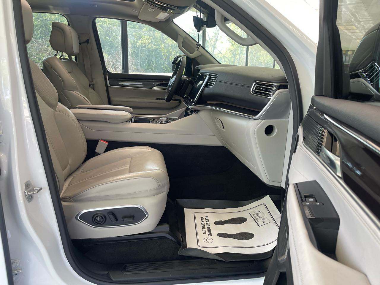 Jeep Wagoneer Base 4WD 2023