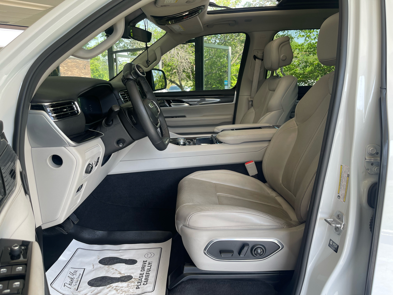 Jeep Wagoneer Base 4WD 2023