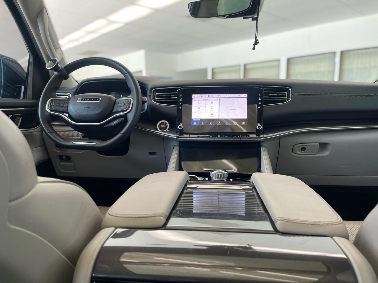 Jeep Wagoneer Base 4WD 2023