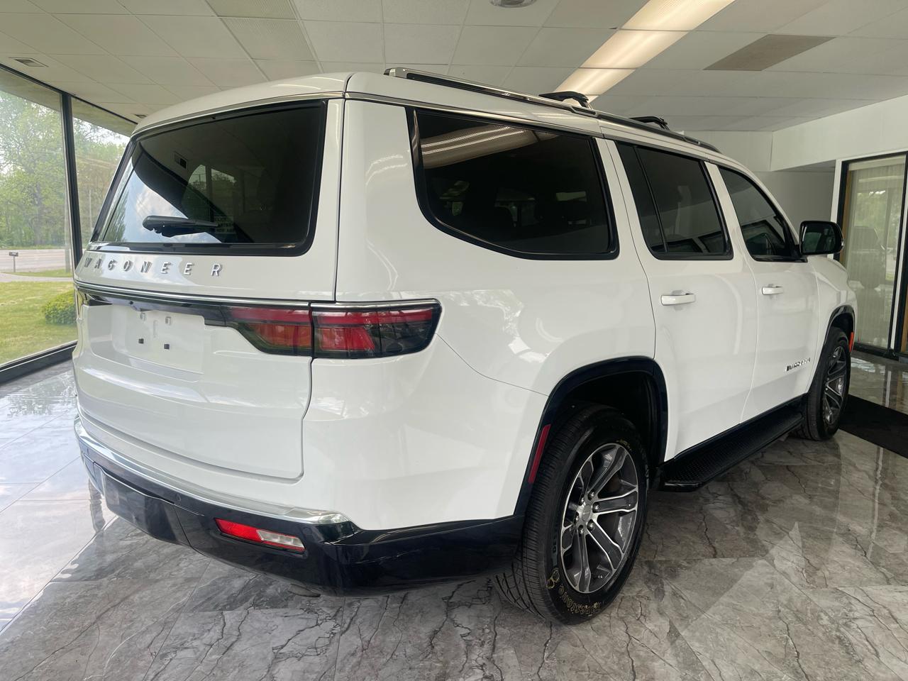Jeep Wagoneer Base 4WD 2023