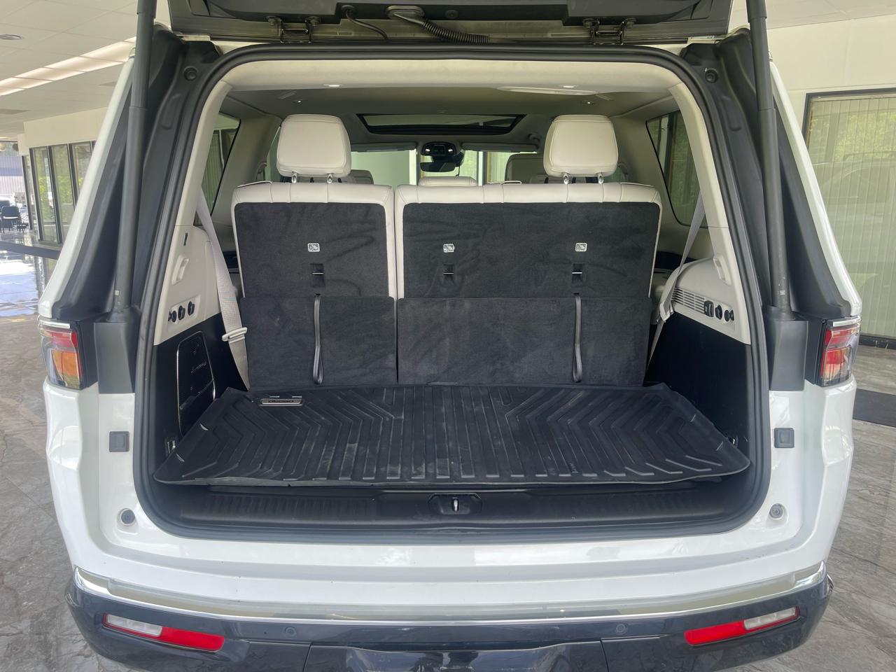 Jeep Wagoneer Base 4WD 2023