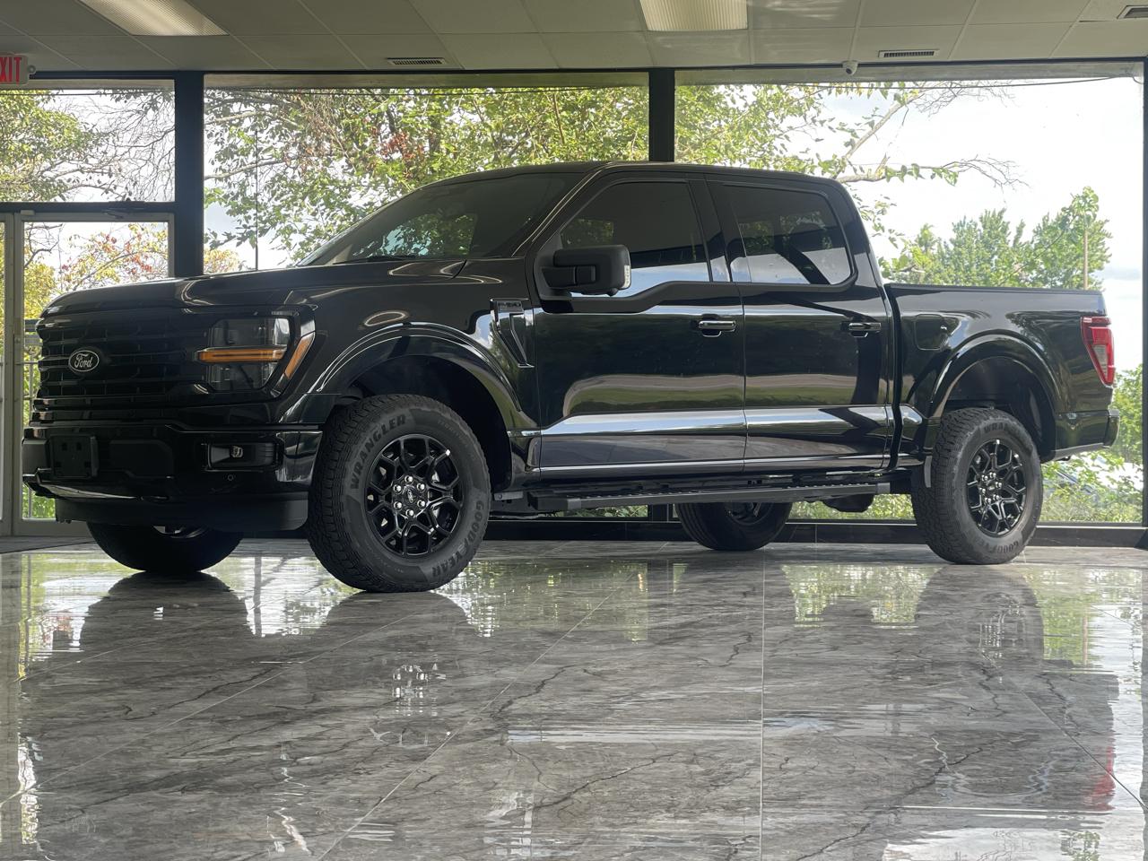 Ford F-150 XLT SuperCrew 4WD 2025