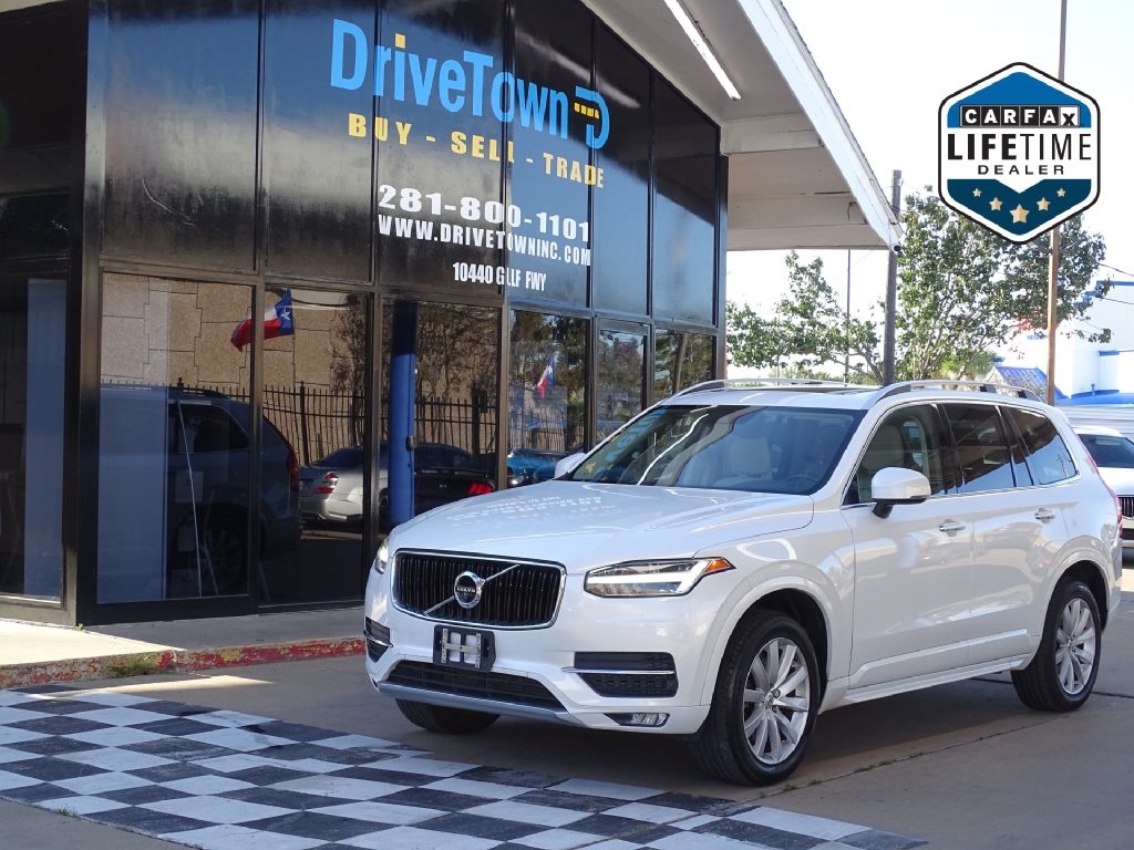 2017 Volvo XC90 T6 Momentum AWD