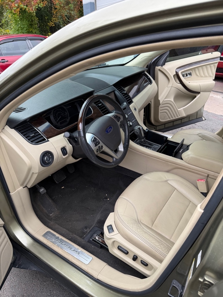 Ford Taurus Limited FWD 2013