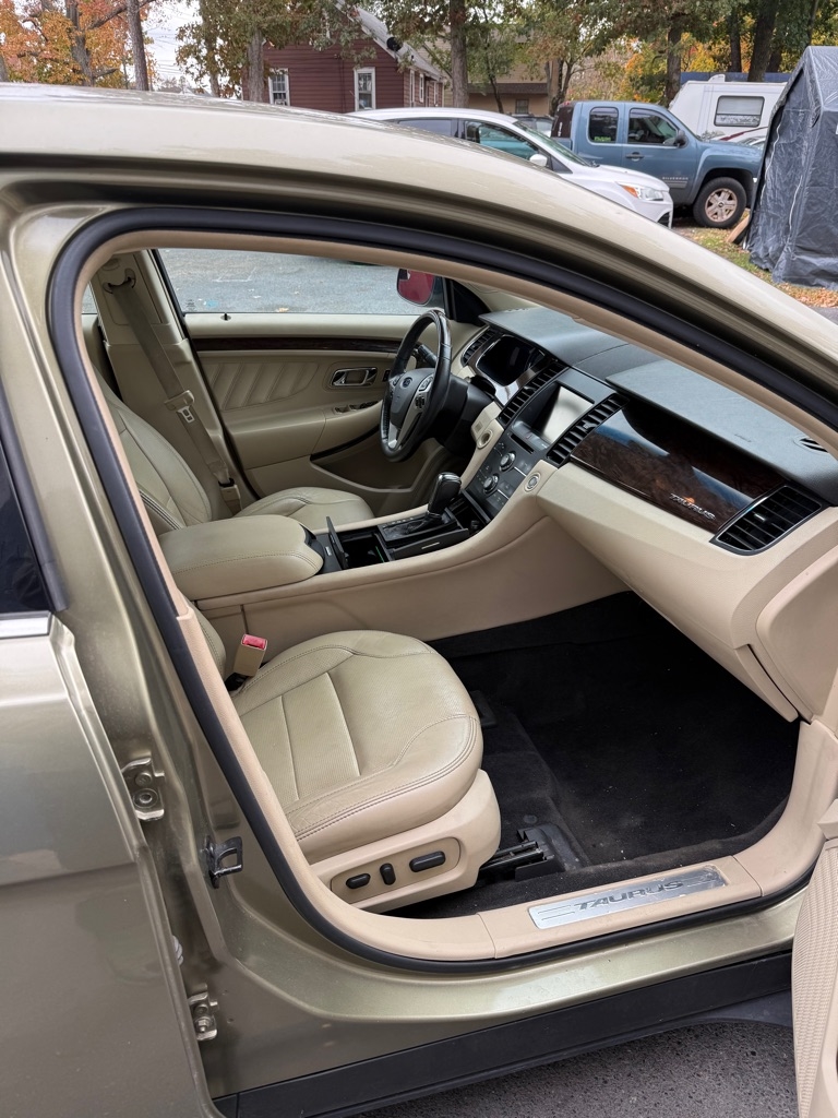 Ford Taurus Limited FWD 2013