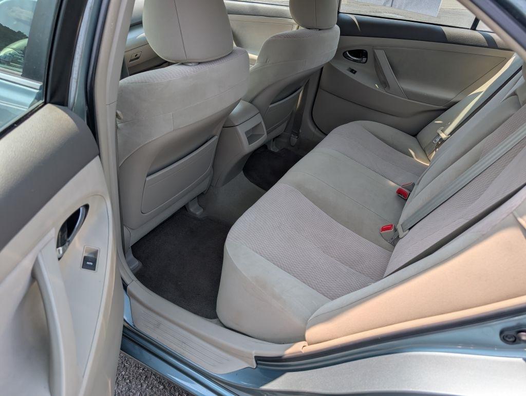 Toyota Camry LE 6-Spd AT 2011