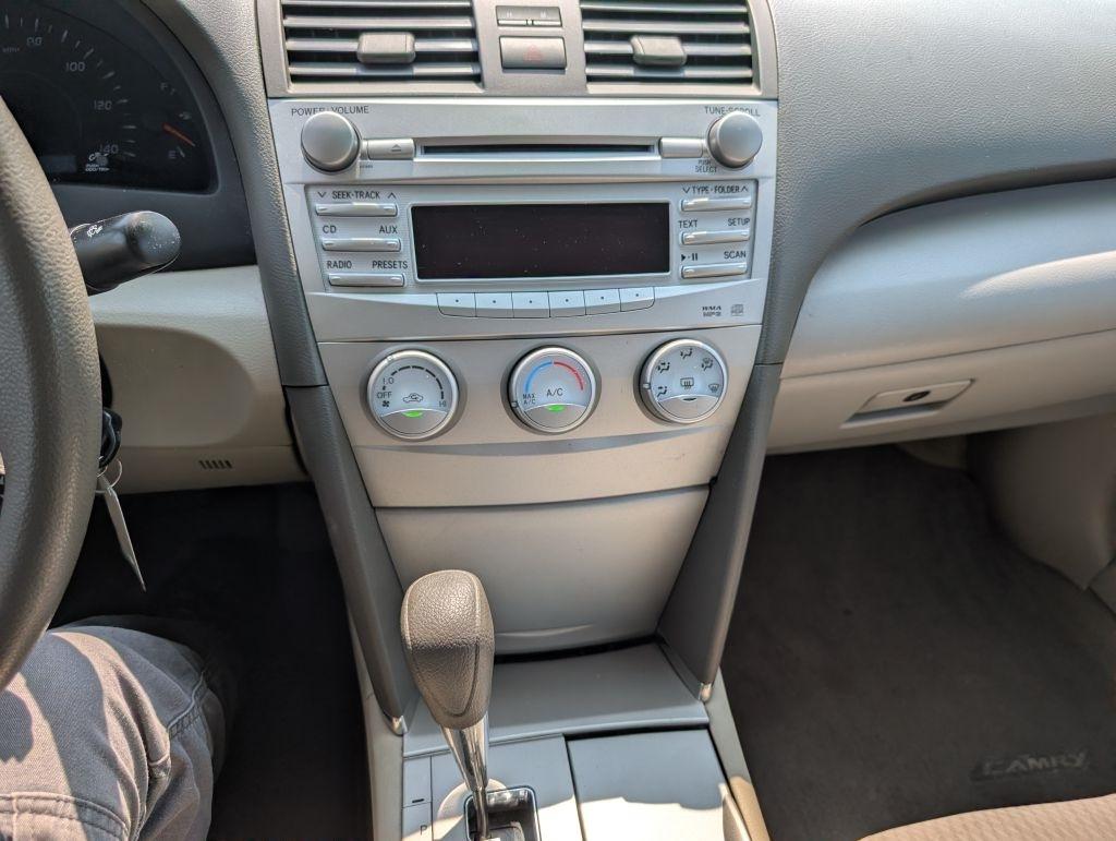 Toyota Camry LE 6-Spd AT 2011