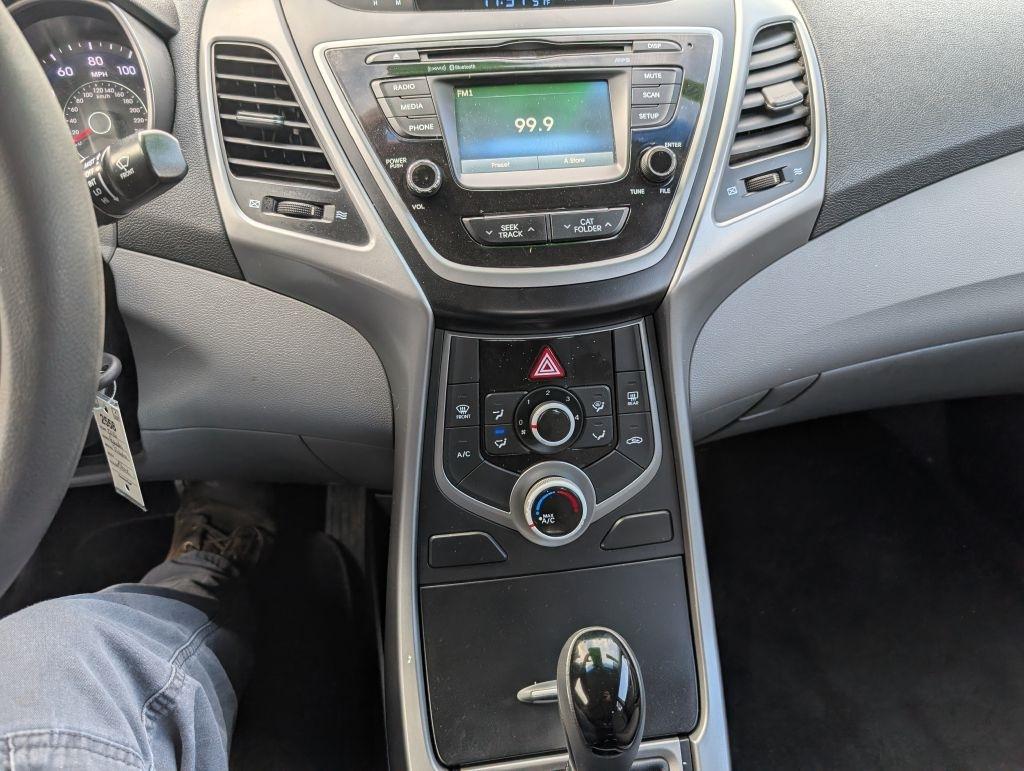 Hyundai Elantra SE 6AT 2016