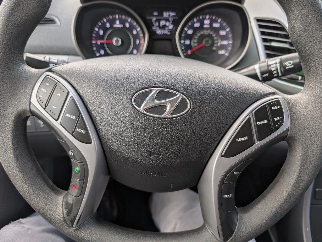 Hyundai Elantra SE 6AT 2016