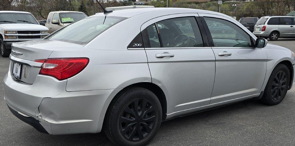 Chrysler 200  2012