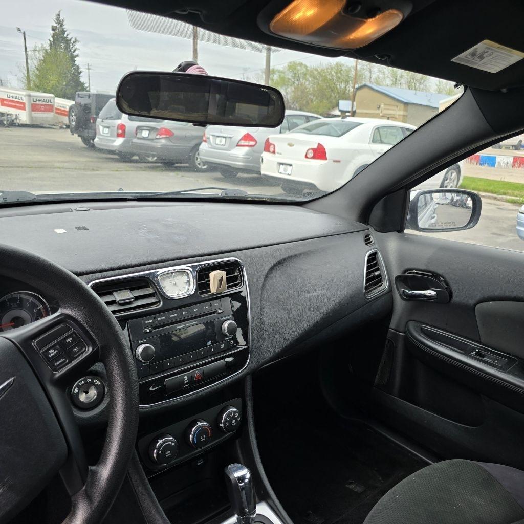 Chrysler 200  2012