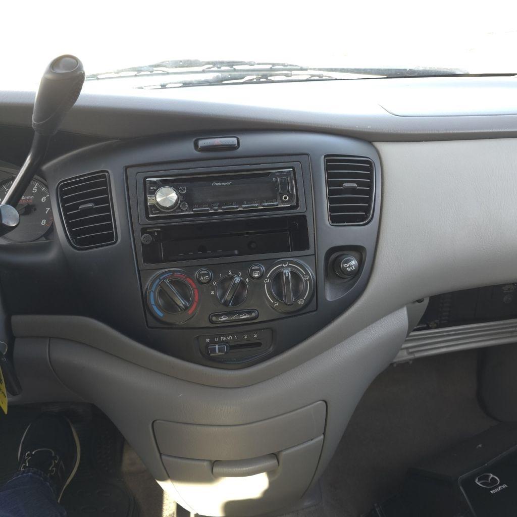 Mazda MPV  2003