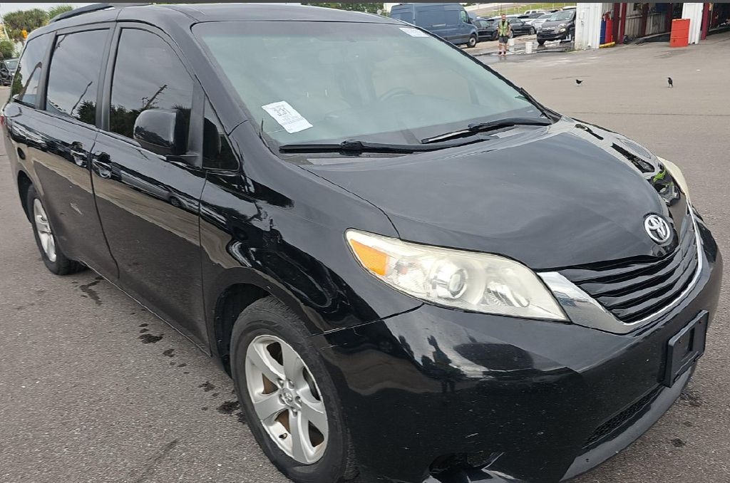2017 Toyota Sienna LE photo 4