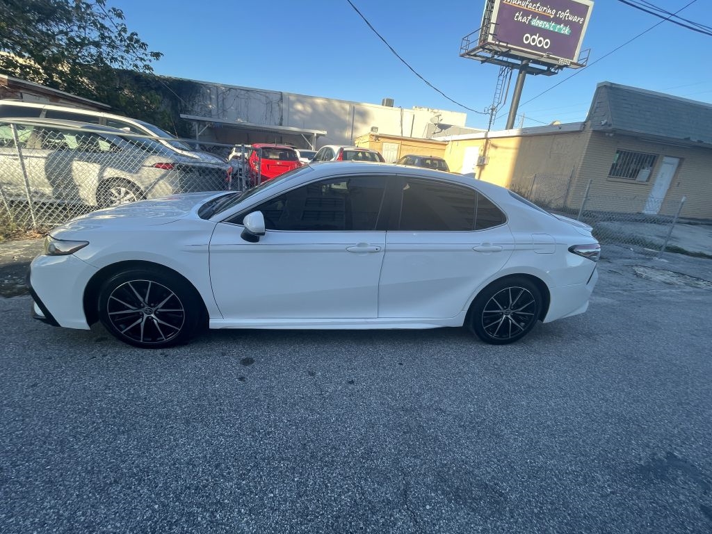 Toyota Camry SE 2021