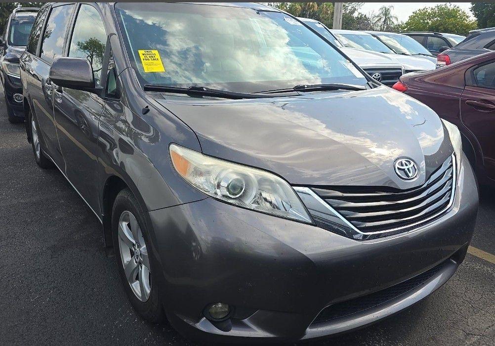 Toyota Sienna LE FWD 8-Passenger V6 2014