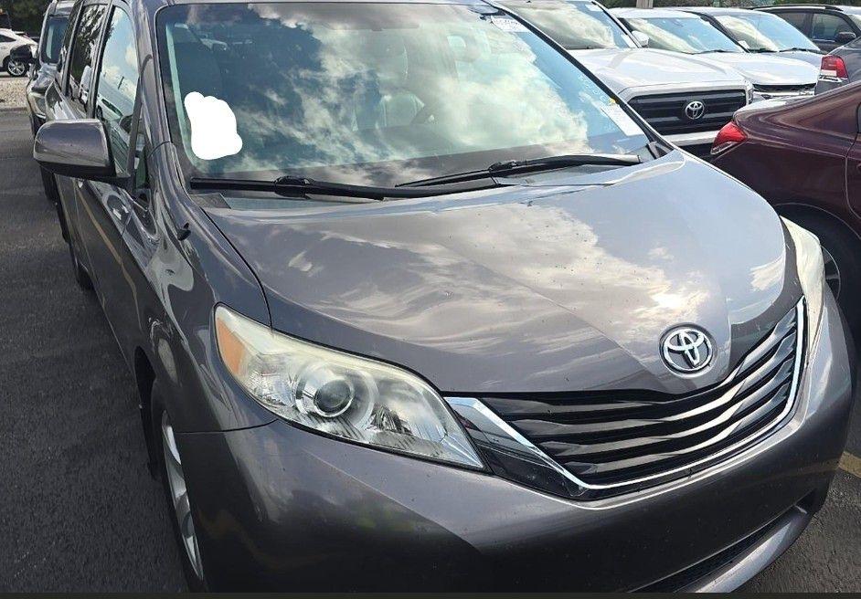 Toyota Sienna LE FWD 8-Passenger V6 2014